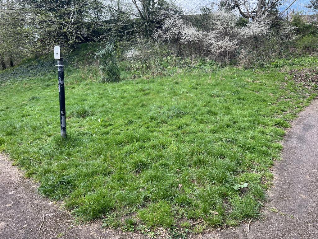 Lot: 3 - SEVERAL PARCELS OF FREEHOLD LAND AND VERGES - General view of further land at the bottom Plassey Close